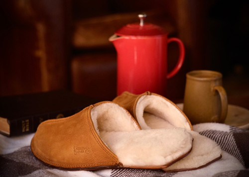 The mens sheepskin slippers are made of full grain leather as well as sheepskin for the lining. Made by Saddleback