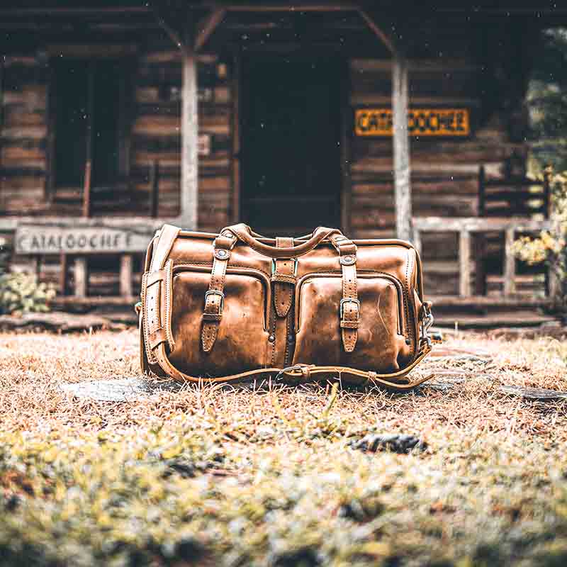 The full-grain leather and pigskin used on this leather duffle bag make it strong and resistant to wear and tear.